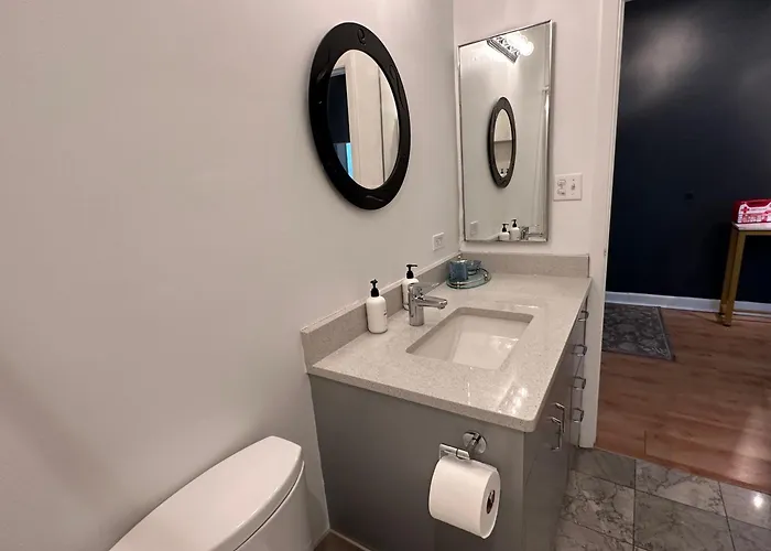 River North Hideaway With Amazing Views And Parking * Chicago